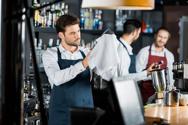 Barman Adulto Delantal Frotando Copa Vino Con Tela — Foto de Stock