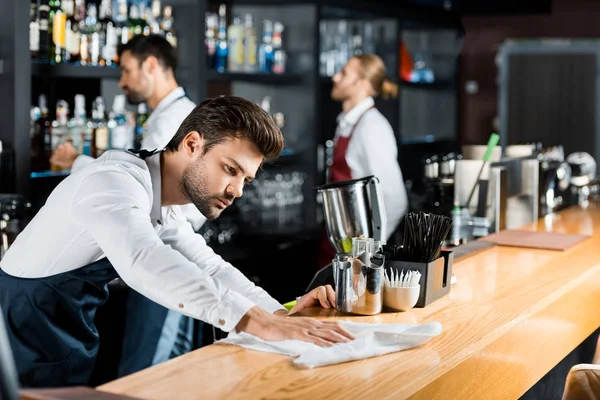 Adulto Guapo Barman Limpieza Contador Madera Con Tela — Foto de Stock