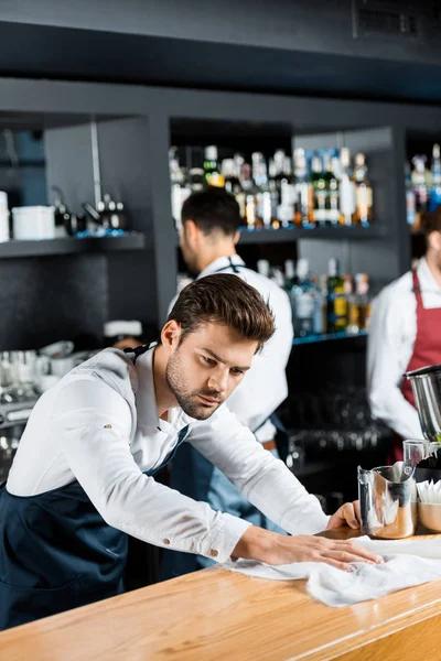 Adulto Concentrado Barman Limpeza Contador Madeira Com Pano — Fotografia de Stock