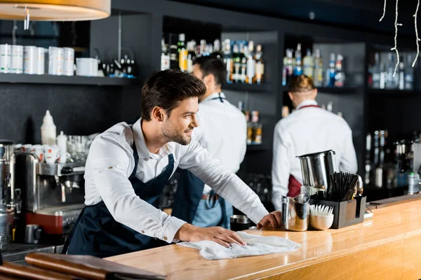 Adulto Sorridente Barman Limpeza Contador Madeira Com Pano — Fotografia de Stock