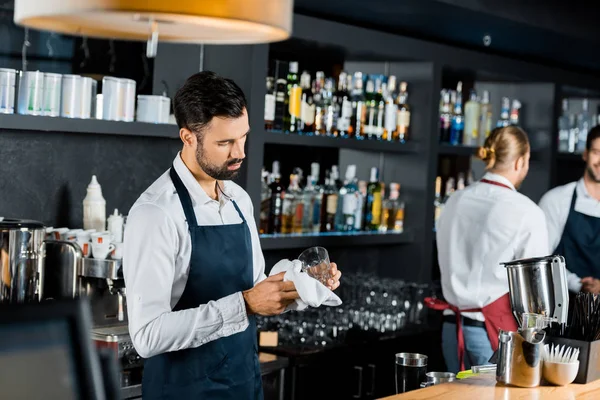 Adult Bartendern Förkläde Polering Glas Med Trasa Arbetsplatsen — Stockfoto