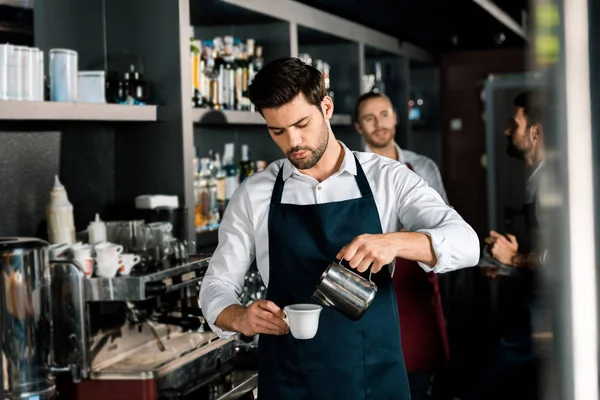 Volwassen Barista Schort Gieten Melk Aan Koffie Werkplek — Stockfoto