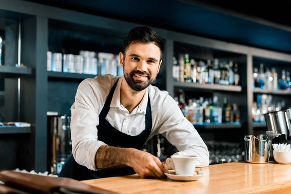 Fröhlich Lächelnder Barista Mit Kaffee Der Holztheke — Stockfoto