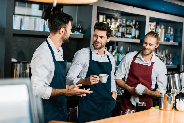 Barman Adulto Bebiendo Café Hablando Con Colegas Lugar Trabajo —  Fotos de Stock