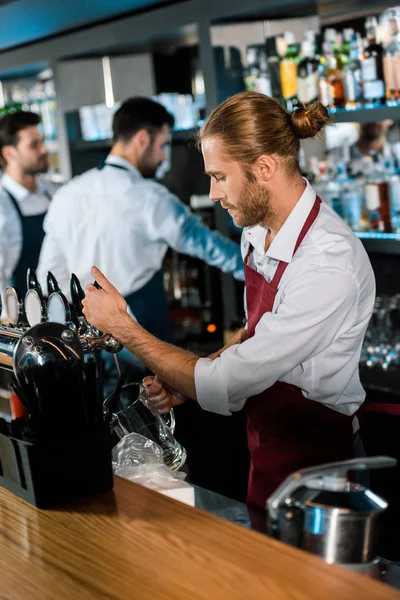 Barmann Schürze Gießt Hinter Holztheke Theke Bier Ins Glas — Stockfoto