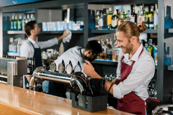 Sorridente Barman Derramando Cerveja Atrás Balcão Madeira Bar — Fotografia de Stock