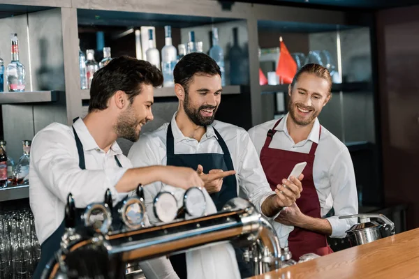 Szép Felnőtt Barmen Mosolyogva Használ Smartphone Munkahelyen — Stock Fotó