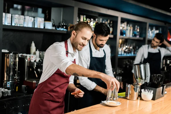 Barman Sorridente Decorar Vidro Com Açúcar Enquanto Segurando Fatia Toranja — Fotografia de Stock