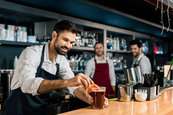 Vrolijke Barman Versieren Cocktail Bij Houten Balie — Stockfoto