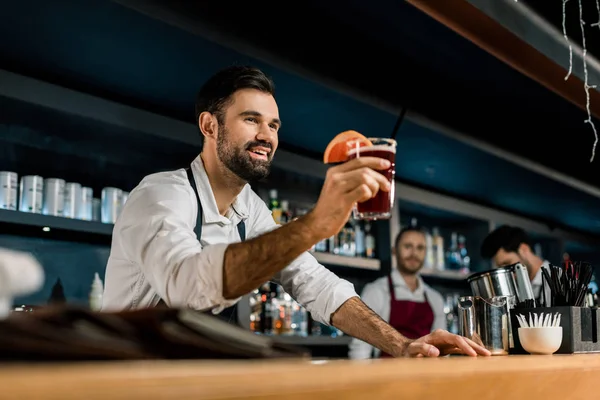 Camarero Sonriente Sirviendo Cóctel Mostrador Madera — Foto de Stock