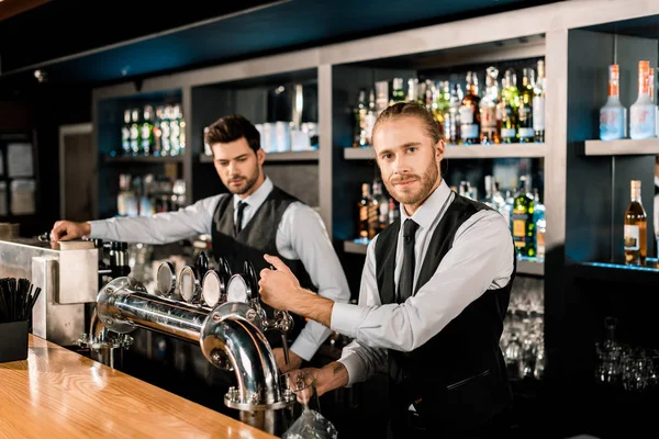 Stilig Manliga Bartenders Arbetar Bar — Stockfoto