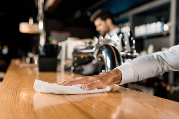 Erkek Bar Counter Ahşap Temizlemekten Yakın Çekim — Stok fotoğraf