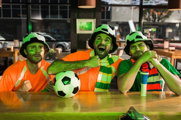 Fotbal Fan Țipând Vizionarea Joc Bar Prietenii — Fotografie de stoc gratuită
