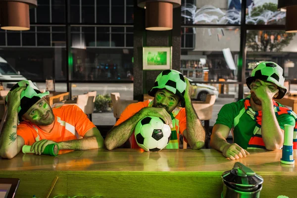 Ventilador Futebol Sentado Com Bola Assistir Jogo Com Amigos — Fotografia de Stock Grátis