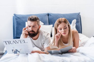 düşünceli adam seyahat gazetesi güzel kız okuma kitabı ise parlak yatak odasında holding