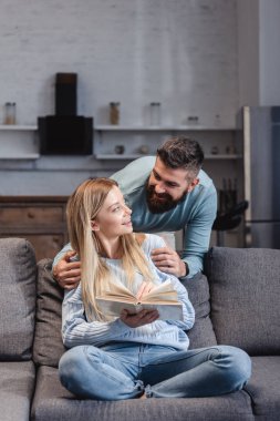 Kitap koca kucaklama neşeli karısıyla 