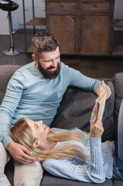 Kitap ve kocası çök yalan neşeli karısı 