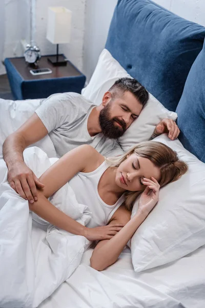 Barbudo Joven Hermosa Chica Durmiendo Gran Cama Blanca Por Mañana —  Fotos de Stock