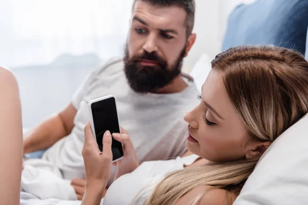 Chica Bastante Joven Acostada Cama Uso Teléfono Inteligente Mientras Que — Foto de Stock