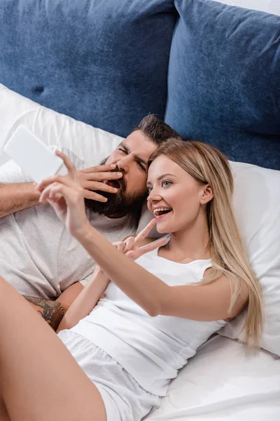 Vrolijke Paar Poseren Selfie Bed Ochtend — Gratis stockfoto