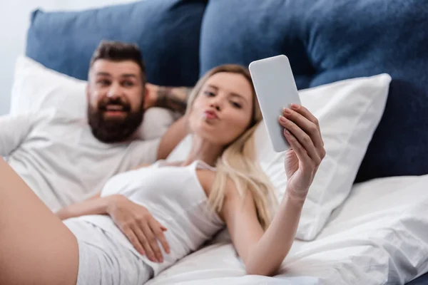 Homem Barbudo Menina Bonita Sorrindo Tomando Selfie Cama Manhã — Fotografia de Stock