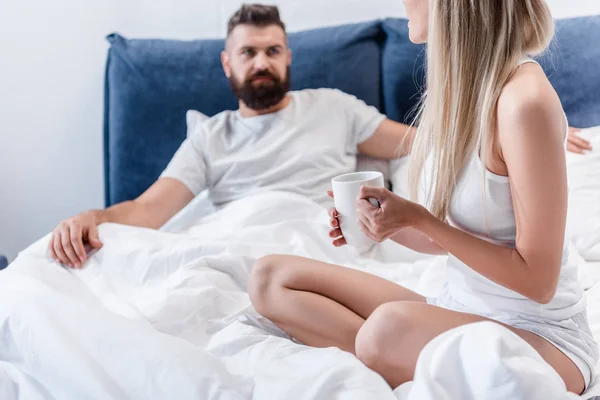 Barbudo Hombre Seriamente Mirando Bonita Joven Con Taza Café Cama — Foto de stock gratis