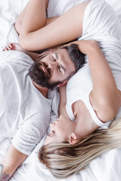 Handsome Man Pretty Young Girl Lying Sleeping White Blanket — Free Stock Photo