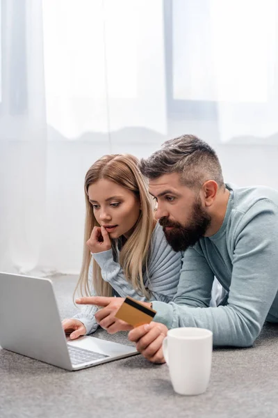 Casal Deitado Chão Com Laptop Cartão Crédito — Fotografia de Stock Grátis