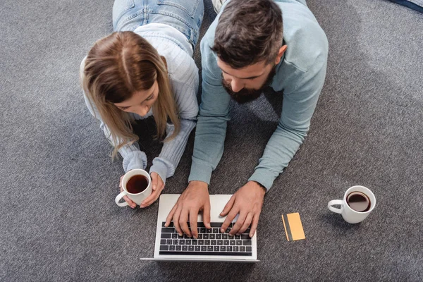 Par Liggande Golvet Med Drycker Och Shopping Online — Stockfoto