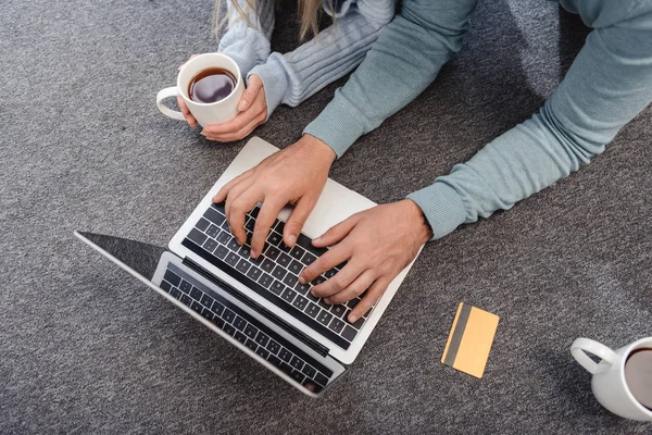 Cropped View Man Typing Laptop Woman Holding Drink — Stock Photo, Image