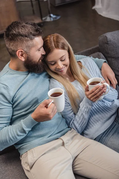 Lyckligt Par Sitter Och Ler Med Drycker — Stockfoto