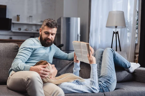 Esposa Leyendo Libro Acostado Las Rodillas Marido Guapo — Foto de Stock