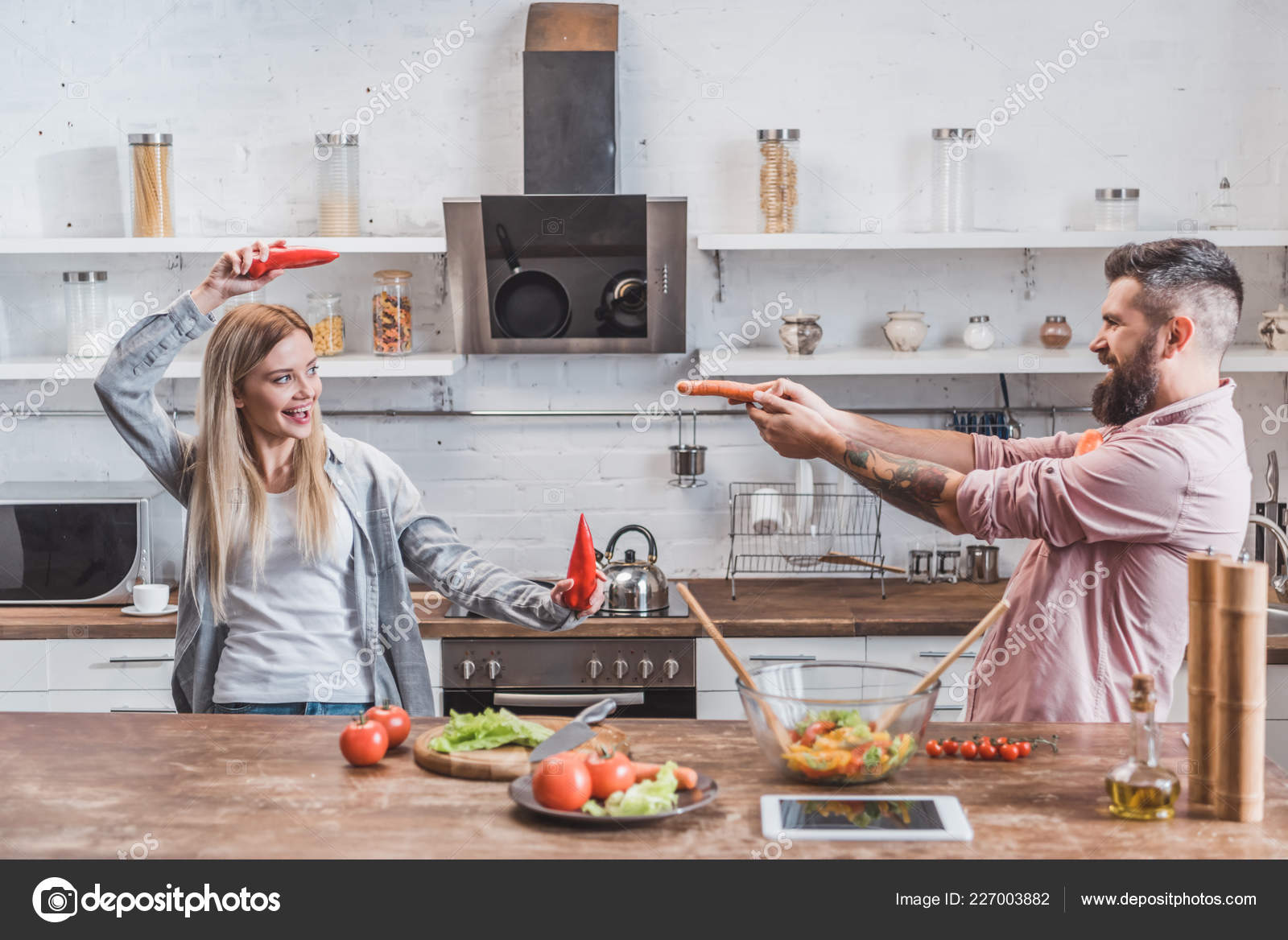 Lustige Paar Spielen Mit Gemüse Beim Kochen Abendessen Küche ... Lustige Paar Spielen Mit Gemüse Beim Kochen Abendessen Küche ...