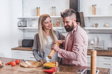 Genç neşeli aile birlikte mutfak yemek