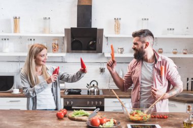 komik çift ahşap masa yemek pişerken sebze ile oynamak