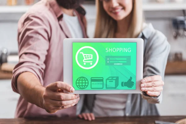 Vista Ritagliata Coppia Con Tablet Digitale Con App Shopping Online — Foto stock gratuita