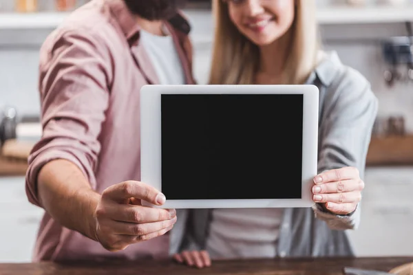 Vue Recadrée Couple Tenant Tablette Numérique Avec Écran Blanc — Photo