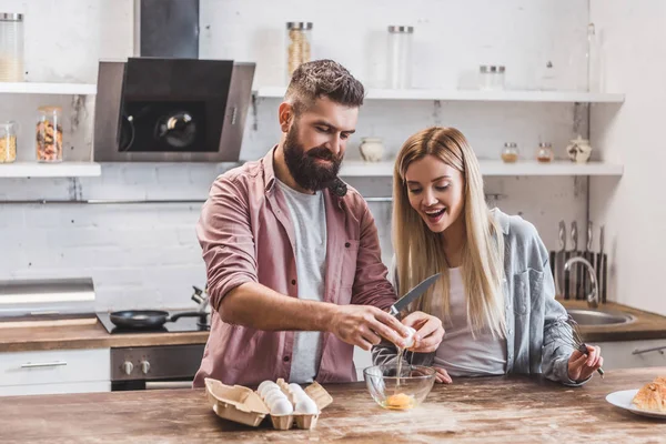 Hermosa Pareja Sonriente Preparando Desayuno Juntos — Foto de Stock