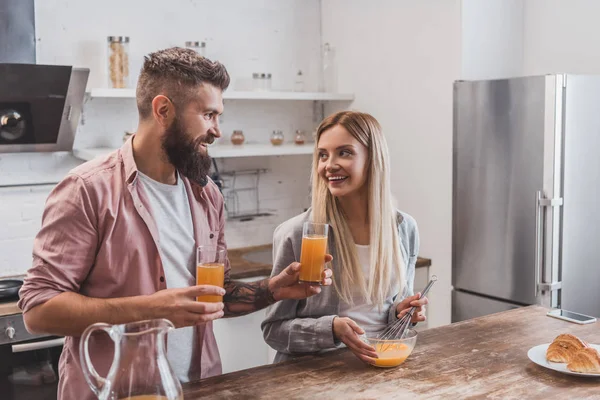 Leende Kvinna Som Förbereder Frukost Medan Stilig Barnman Innehav Glas — Stockfoto