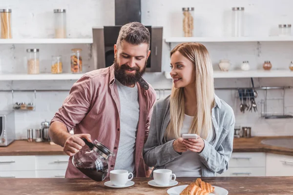 Stilig Man Hälla Kaffe Kopp Medan Kvinnan Med Smartphone — Stockfoto