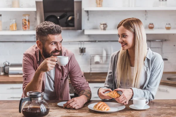 Young Cheerful Couple Eating Croissants Drinking Coffee Breakfast — Stock Photo, Image