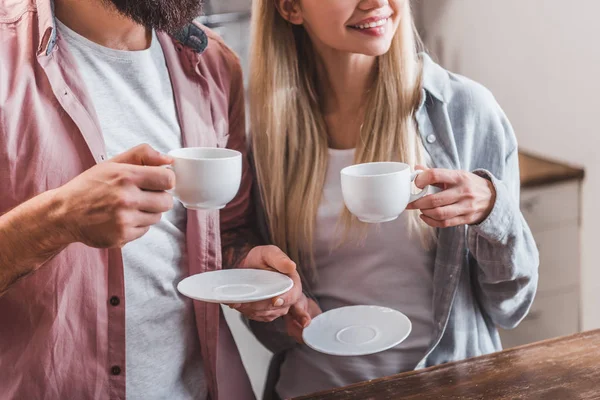 朝一緒にコーヒーを飲むカップルのビューをトリミング — ストック写真