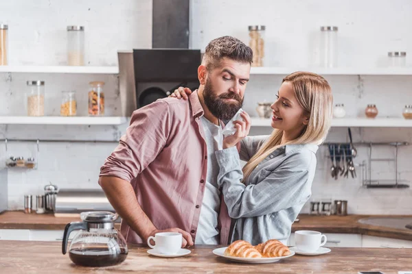 Attractive Young Couple Having Breakfast Together Kitchen — Stock Photo, Image