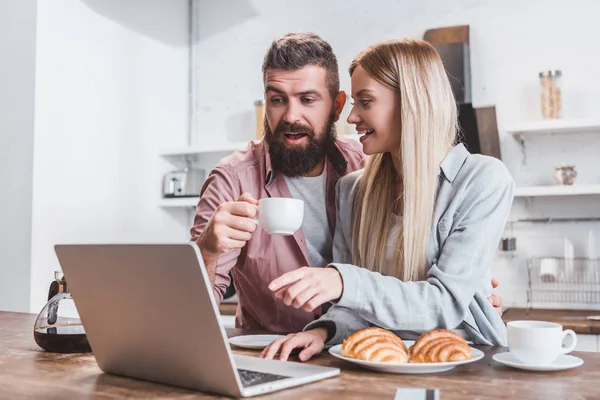 Casal Alegre Tomando Café Manhã Usando Laptop Manhã — Fotografia de Stock