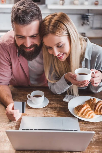 Sonriente Joven Pareja Haciendo Compras Línea Ordenador Portátil Con Tarjeta — Foto de Stock