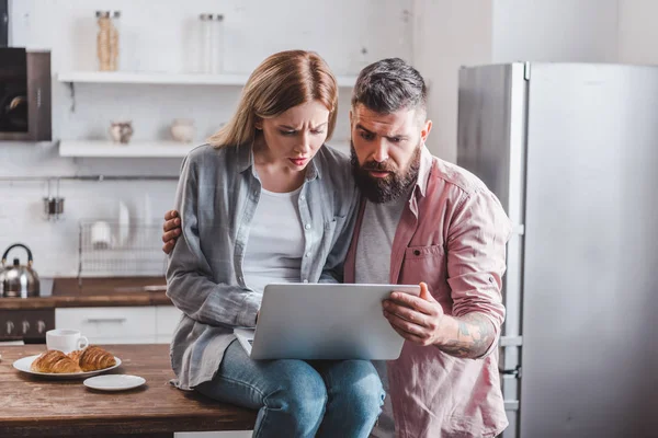 Confused Young Couple Looking Laptop Screen Kitchen — Stock Photo, Image
