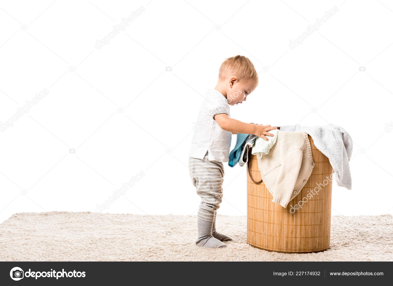 Bebé en cesto de ropa sucia