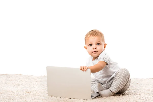 Lindo Niño Sentado Ordenador Portátil Alfombra Aislada Blanco — Foto de Stock