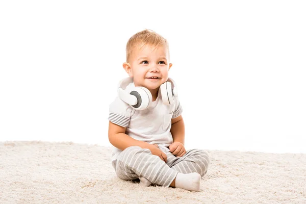 Lindo Niño Sentado Alfombra Con Auriculares Alrededor Del Cuello Sonriendo — Foto de Stock