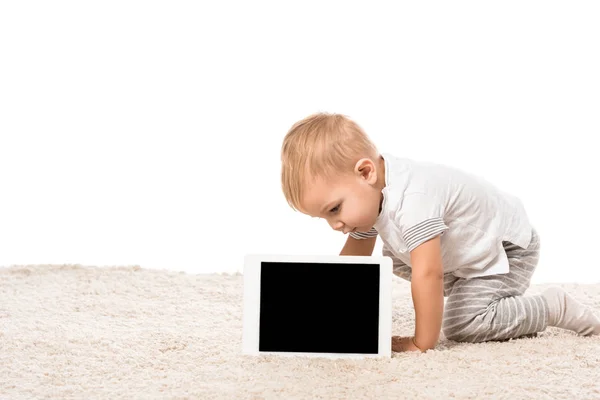 Menino Criança Sentado Tapete Olhando Para Tablet Digital Isolado Branco — Fotografia de Stock